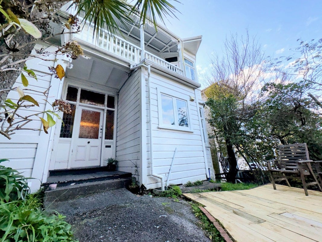 72 Kelburn Parade, Kelburn, Wellington - Carousel 1