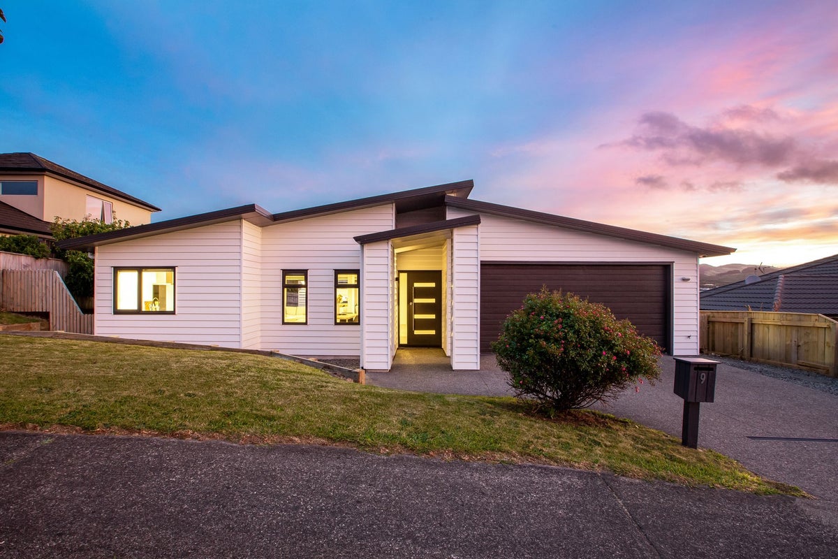 9 Paparoa Crescent, Aotea, Porirua - Carousel 1