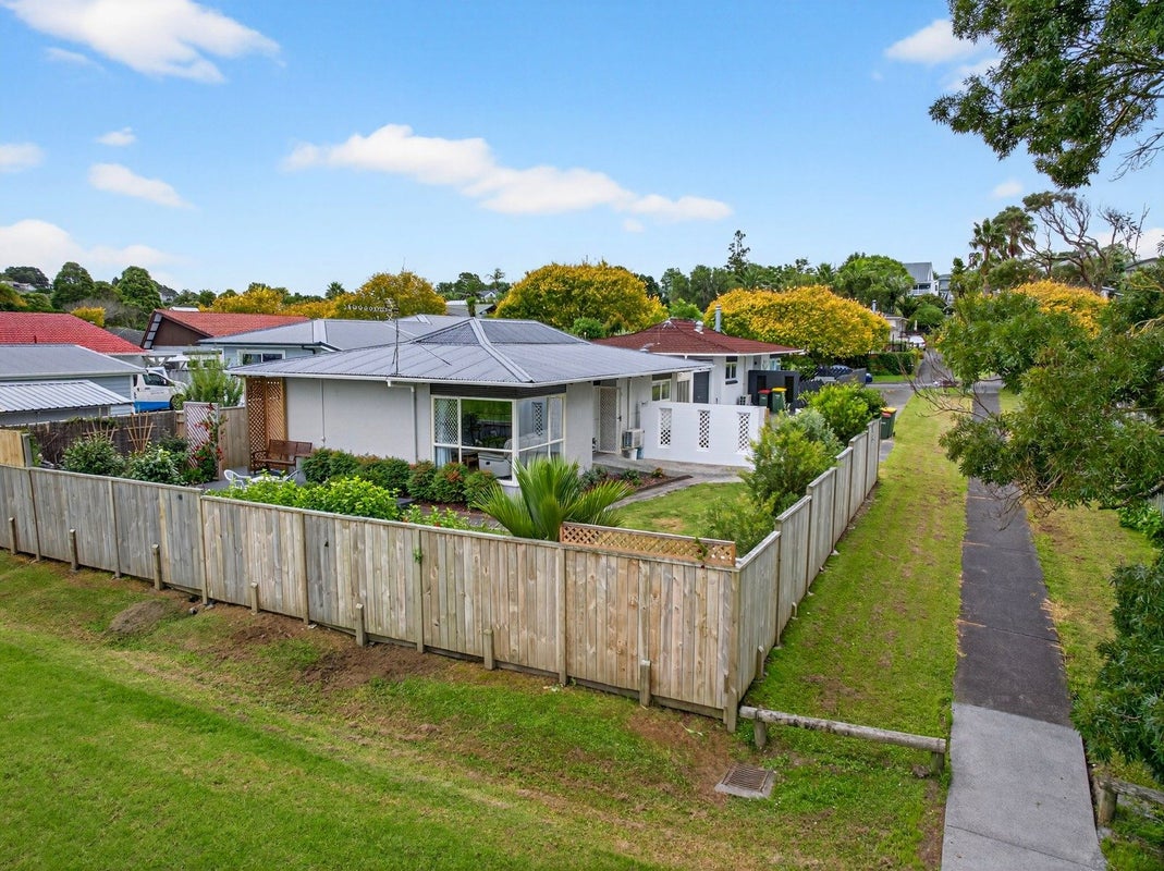 29A Thorburn Avenue, Red Beach, Whangaparaoa - Carousel 1