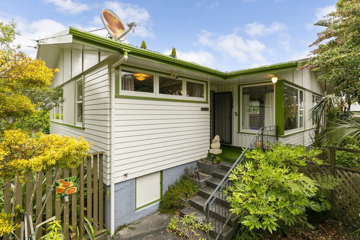 74 Beazley Avenue, Paparangi, Wellington - Carousel 1