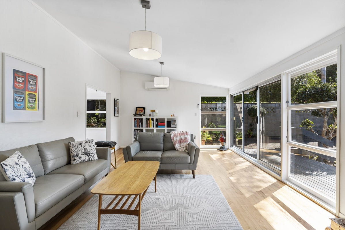 18 Easton Park Parade, Glenfield, Auckland - Carousel 2