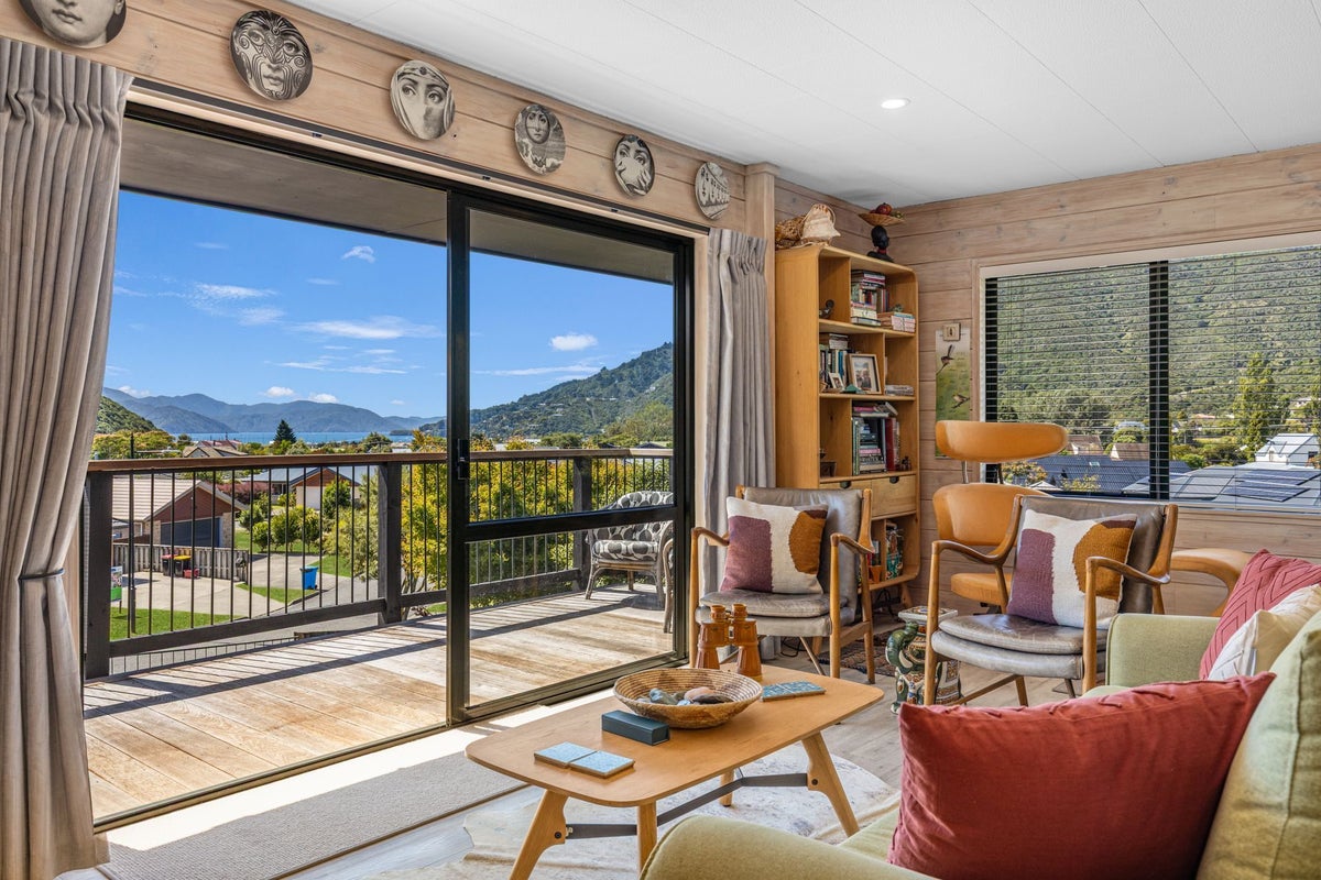 15 Ranui Street, Waikawa, Picton - Carousel 1