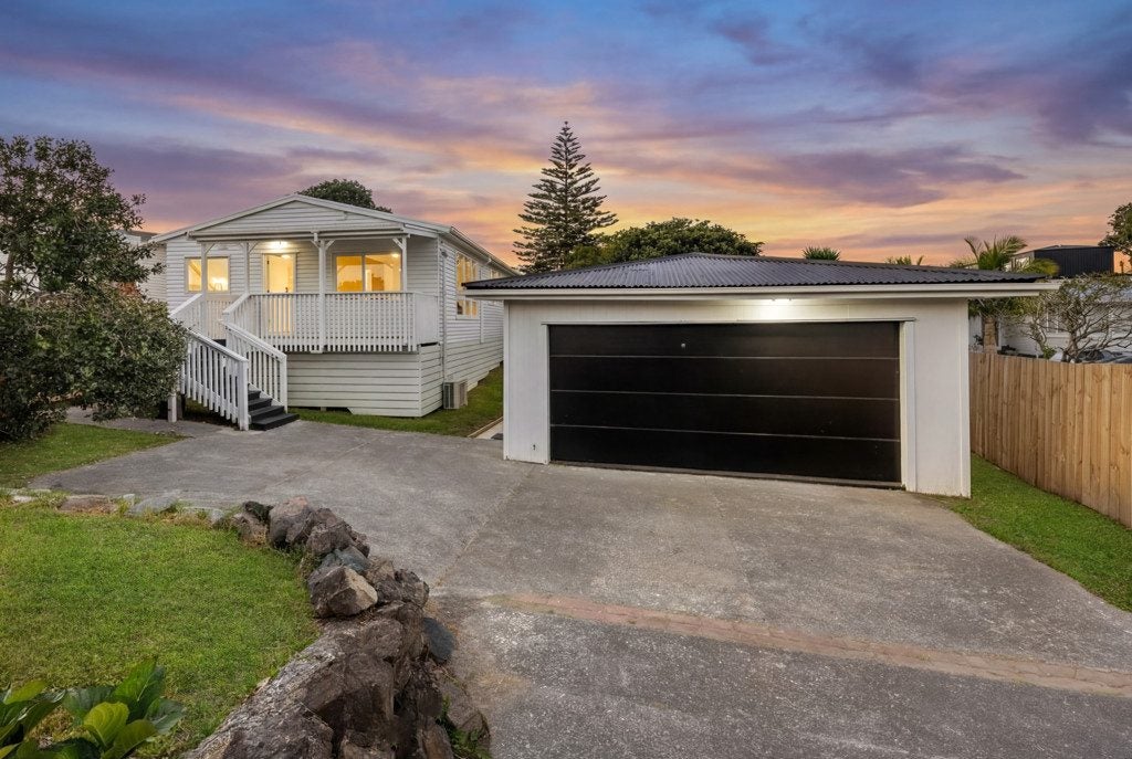 1/2 Enderby Drive, Te Atatu Peninsula, Auckland - Carousel 2
