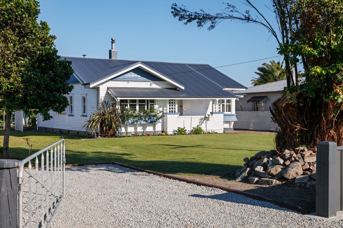 17 Dickson Street, Kaiti, Gisborne - Carousel 1