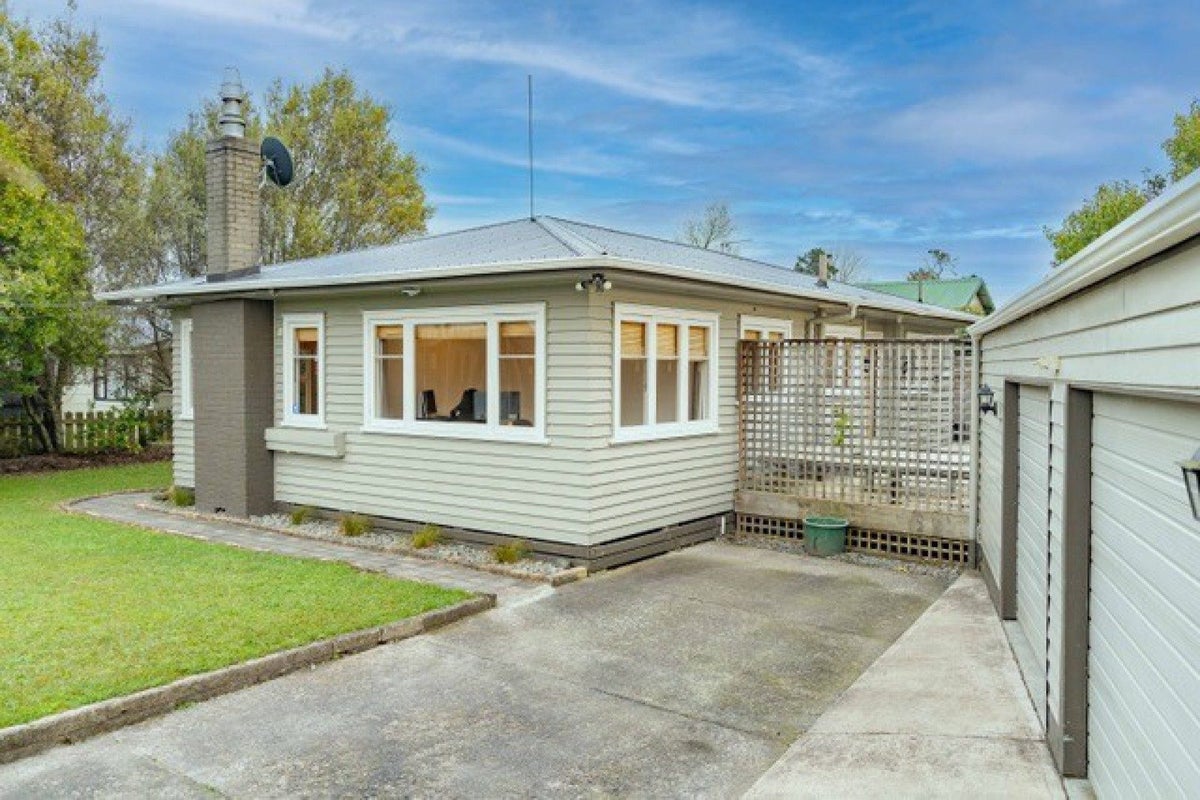 23 Bruce Avenue, Glenview, Hamilton - Carousel 1