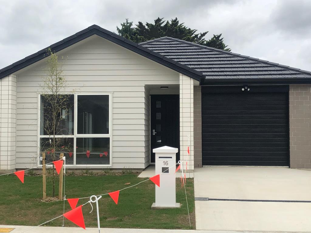 16 Te Kaeaea Crescent, Wallaceville, Upper Hutt - Carousel 1