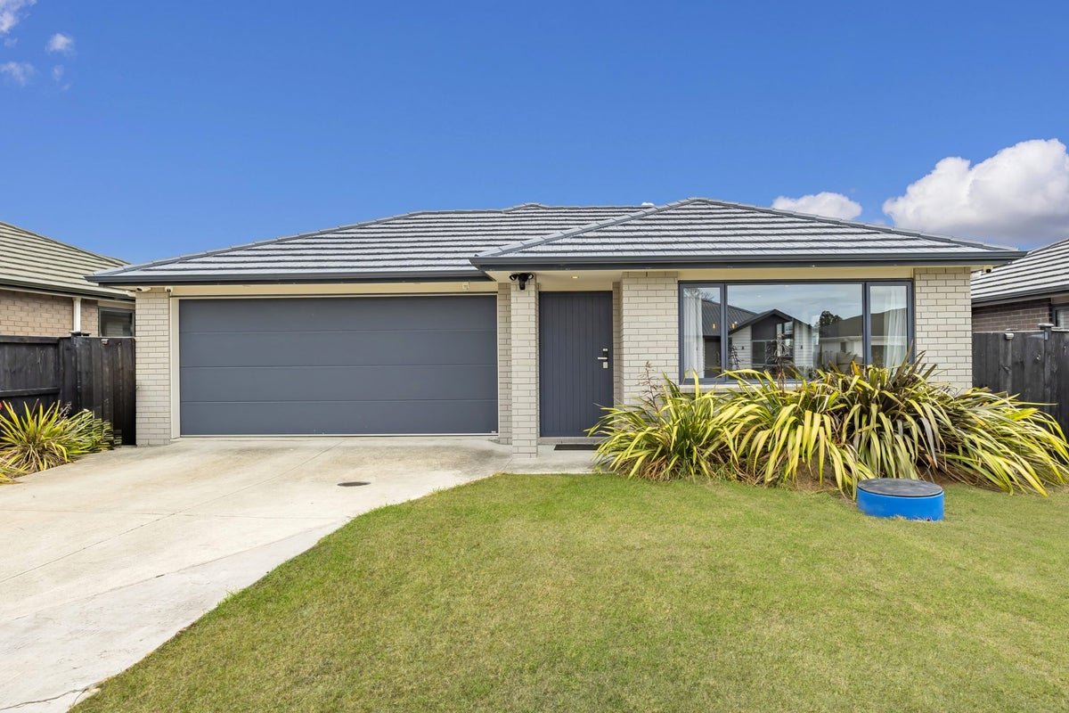 9 Moemoea Avenue, Kumeu - Carousel 1