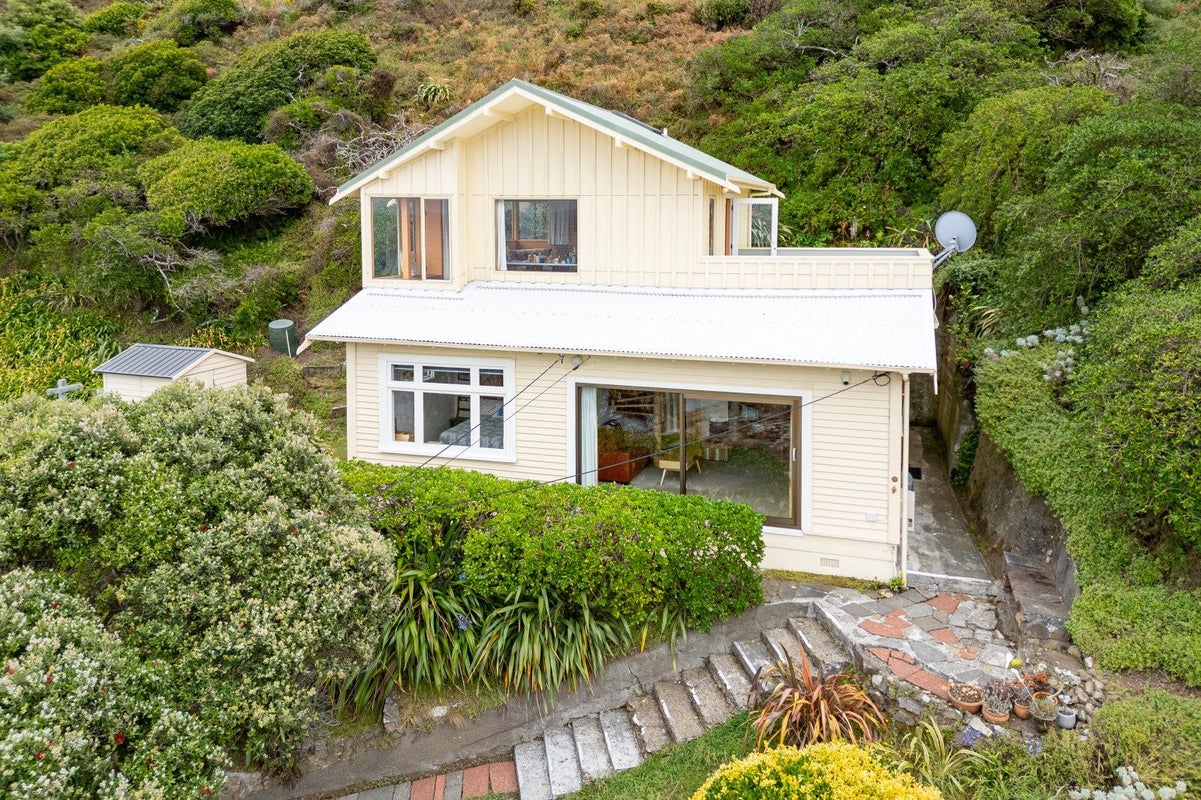 140 The Esplanade, Houghton Bay, Wellington - Carousel 1