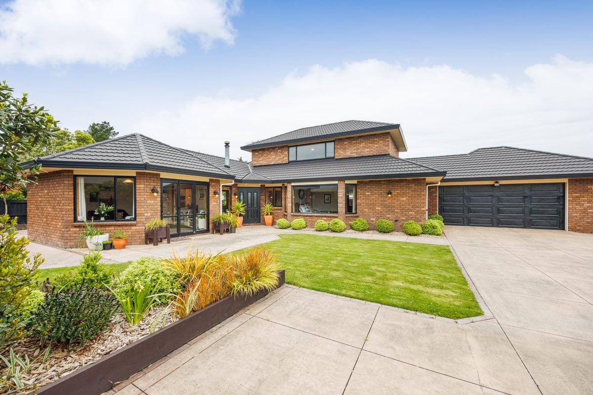 7 Alpine Grove, Kelvin Grove, Palmerston North - Carousel 2