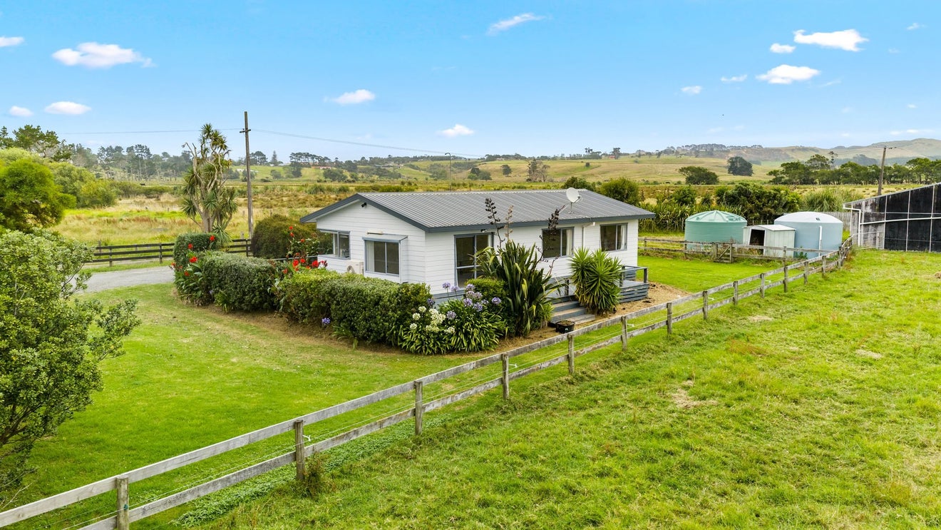 331 South Head Road, Helensville - Carousel 1