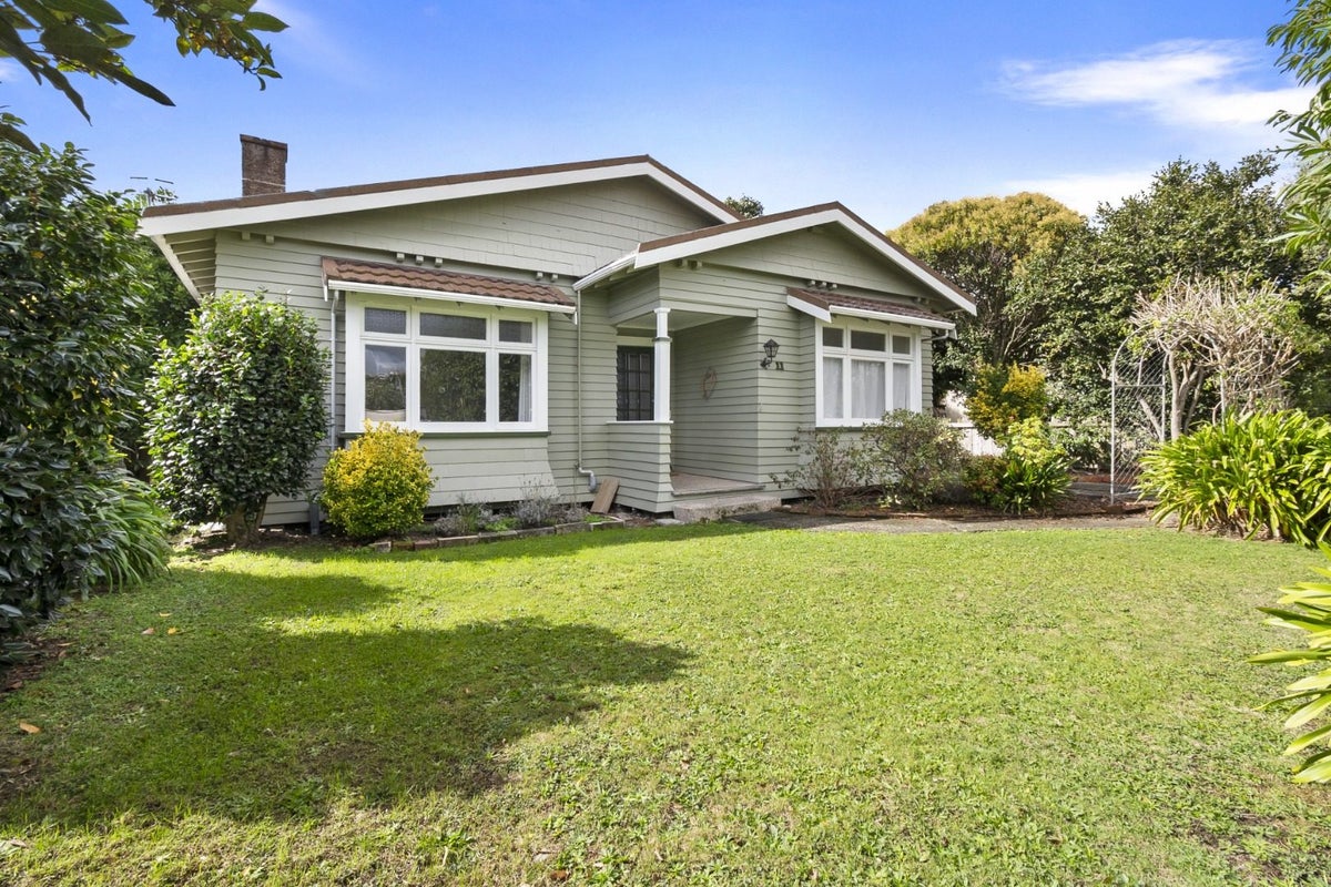 11 Lyndhurst Street, Takaro, Palmerston North - Carousel 1