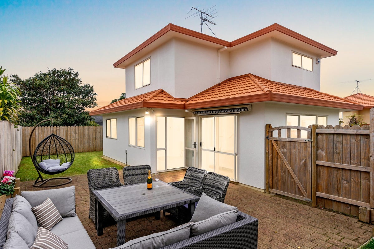 2/1 Mossop Rise, Glenfield, Auckland - Carousel 1