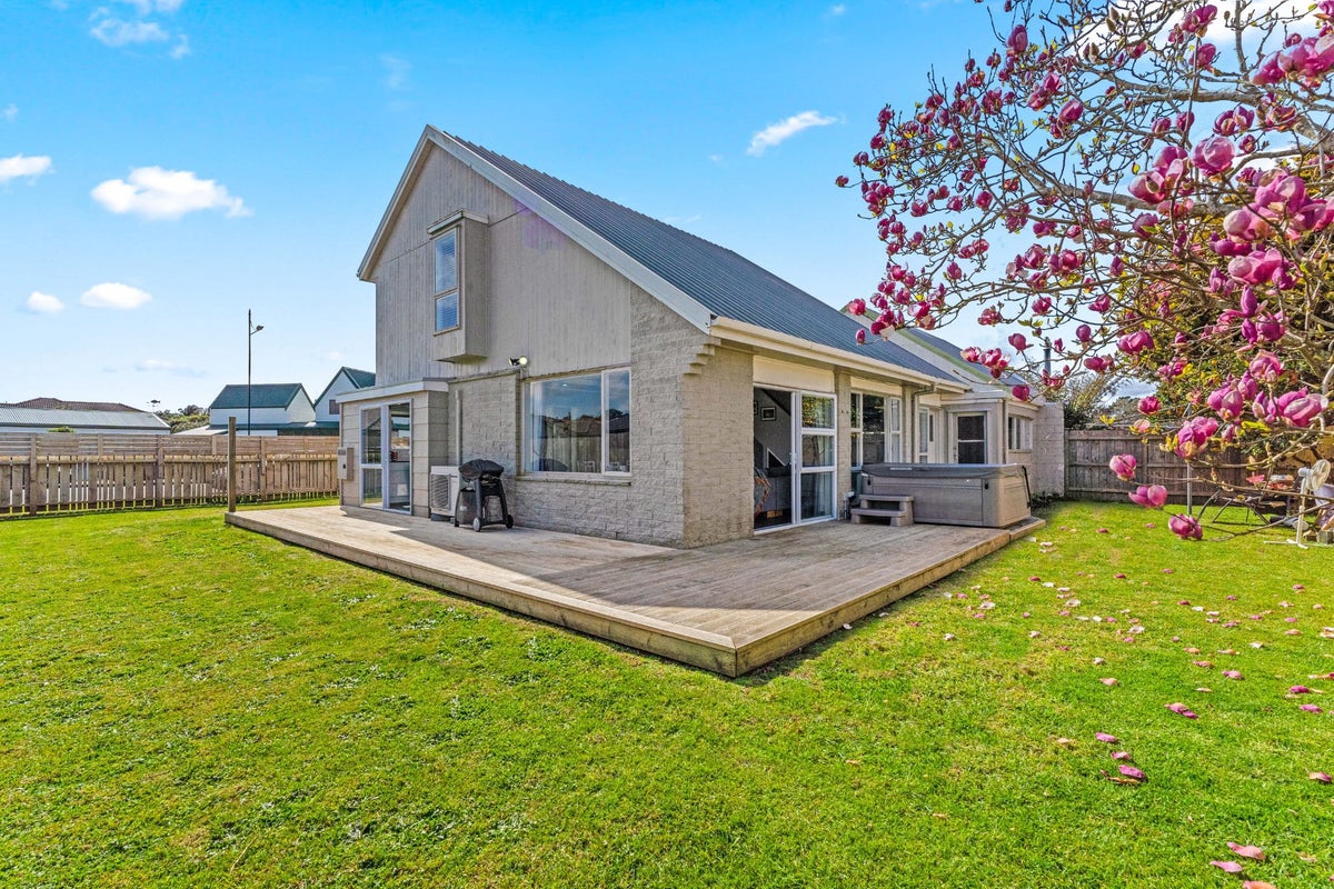 2/96 Racecourse Road, Waiuku, Auckland - Carousel 1