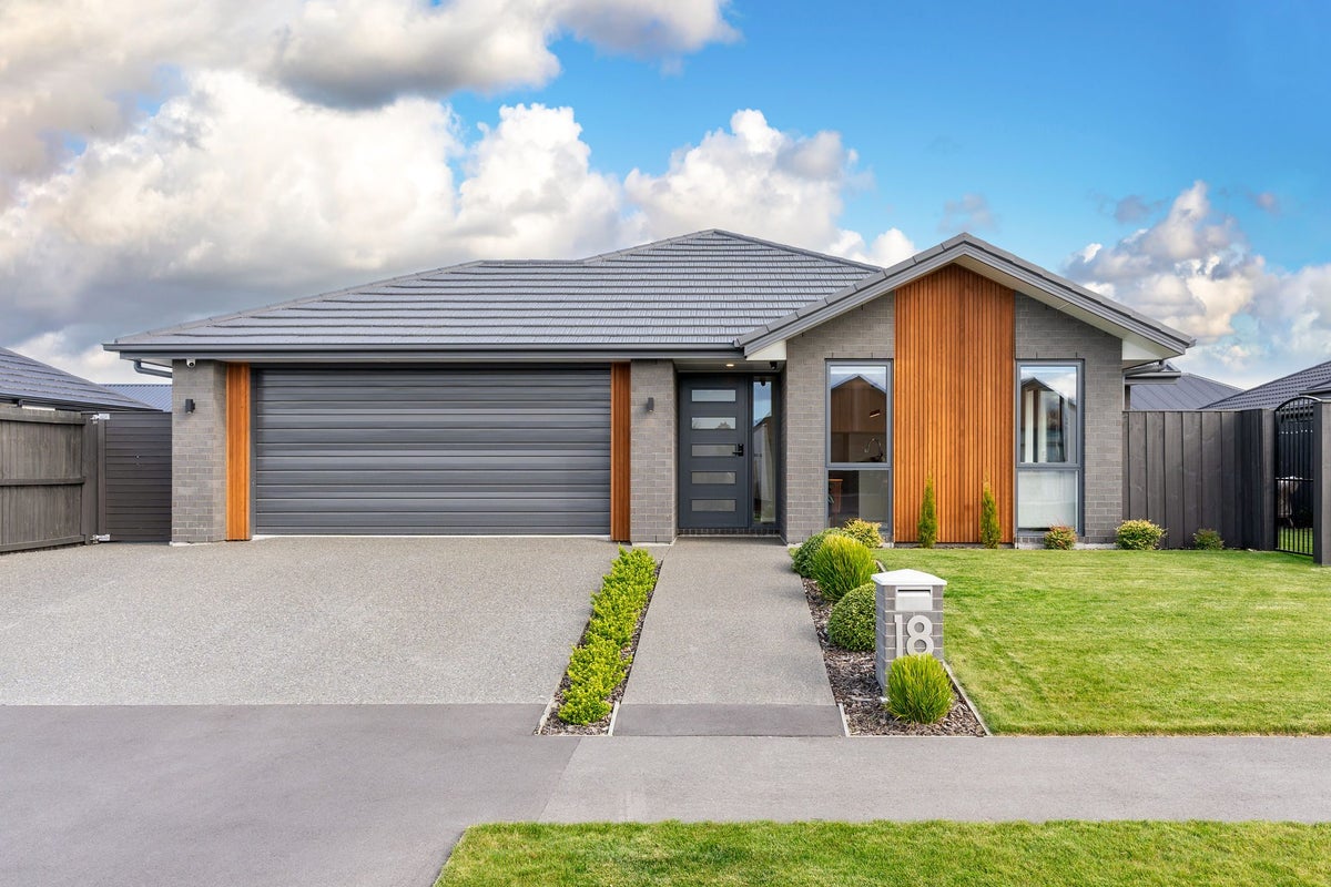 18 Selfe Crescent, Burwood, Christchurch - Carousel 1