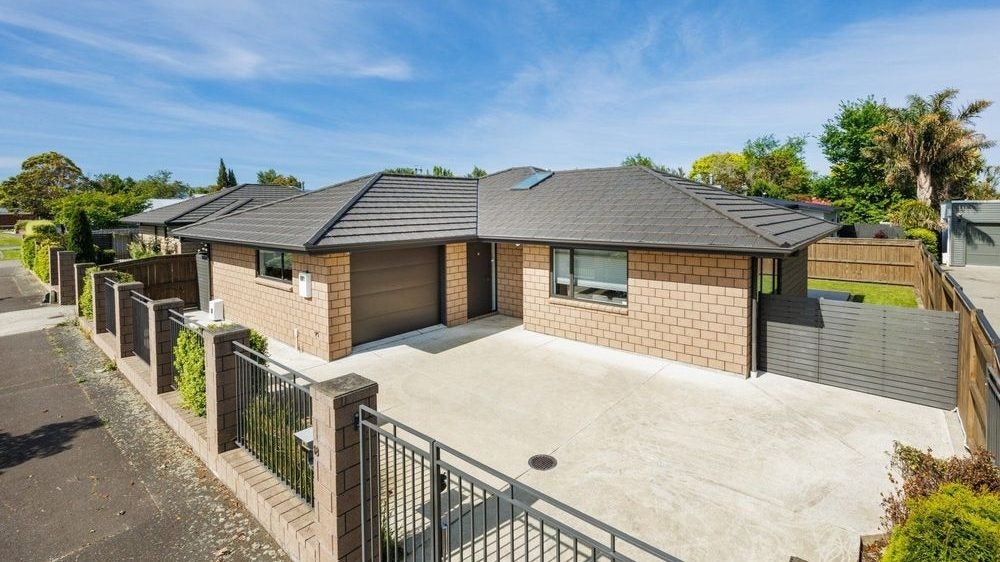 18 Thomson Street, West End, Palmerston North - Carousel 1