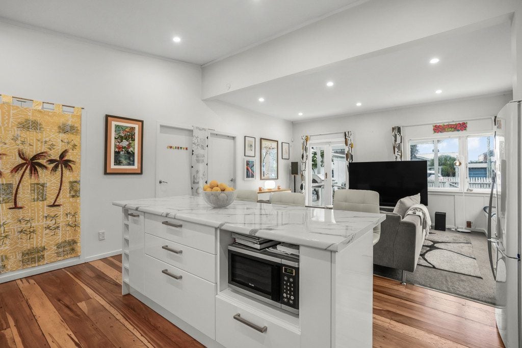 21 Tuatoru Street, Eastbourne, Lower Hutt - Carousel 1