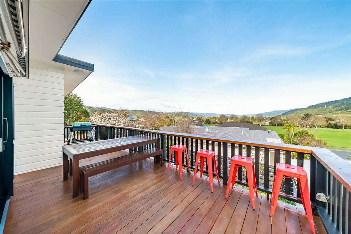 33B Roband Crescent, Brown Owl, Upper Hutt - Carousel 1