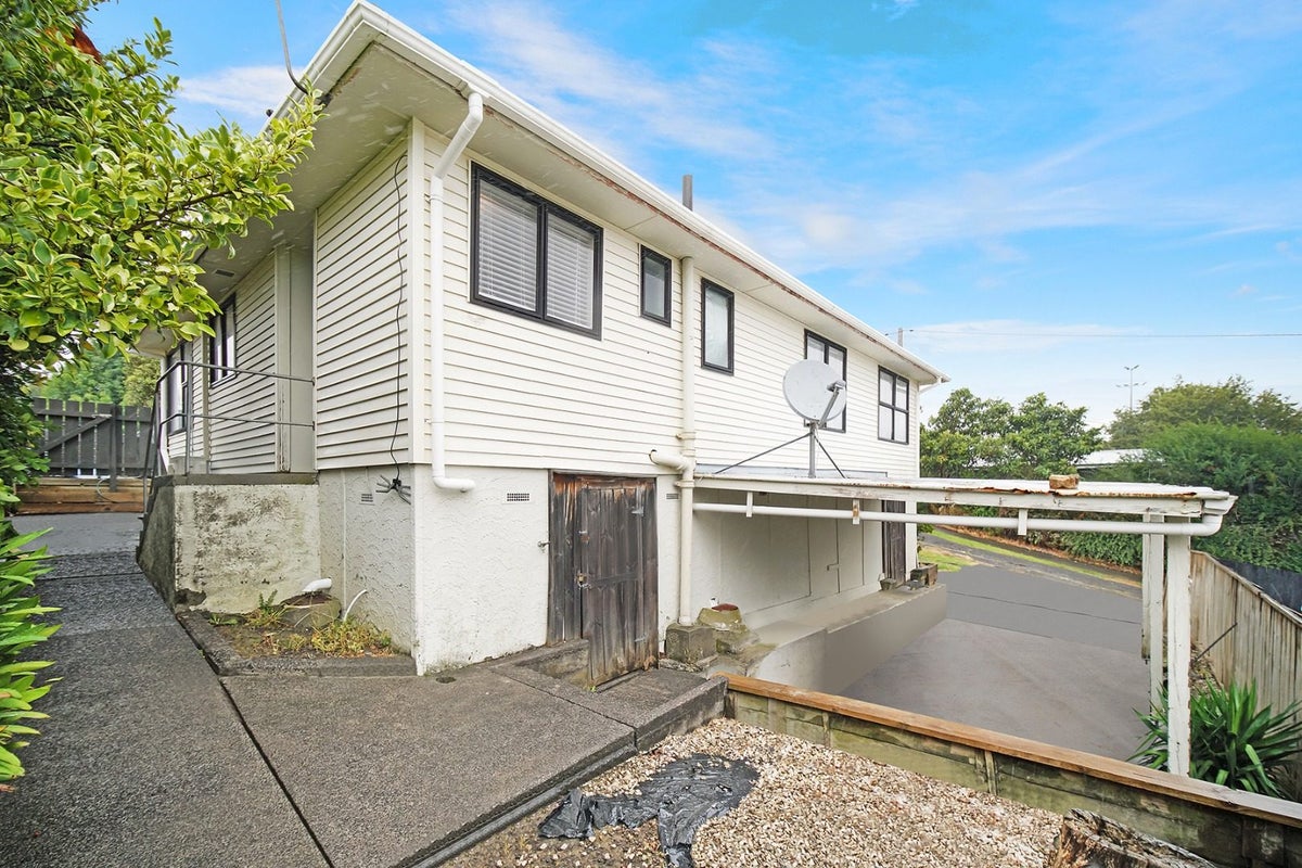 6 Cobham Crescent, Kelston, Auckland - Carousel 13