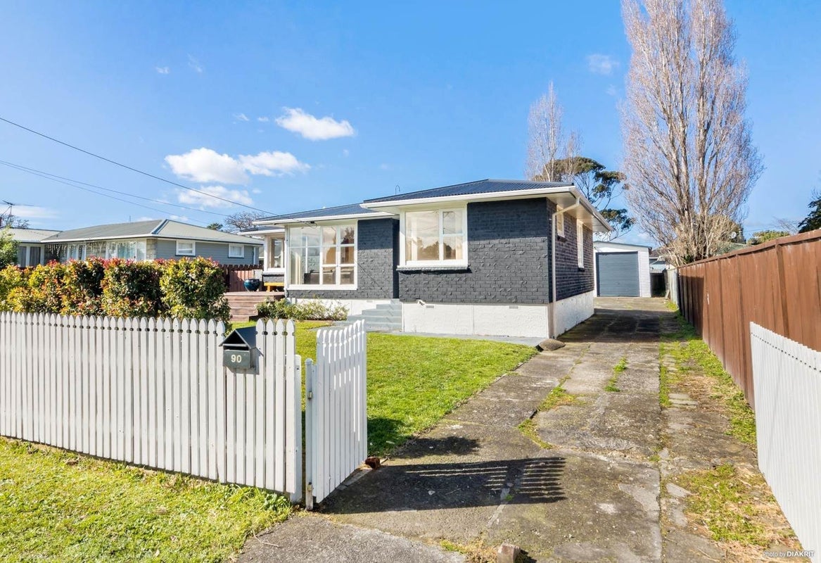 90 Cobham Crescent, Kelston, Auckland - Carousel 1