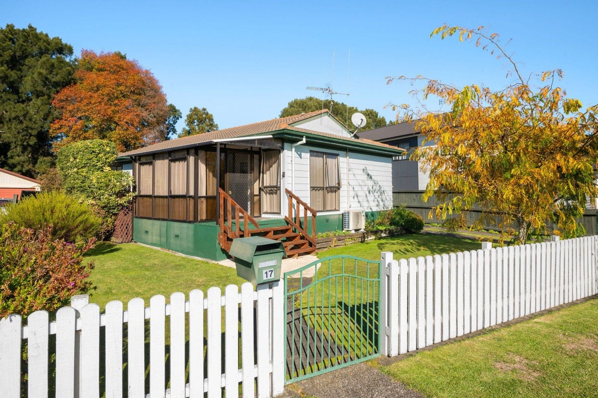 17 Hibiscus Avenue, Hamilton Lake, Hamilton - Carousel 1