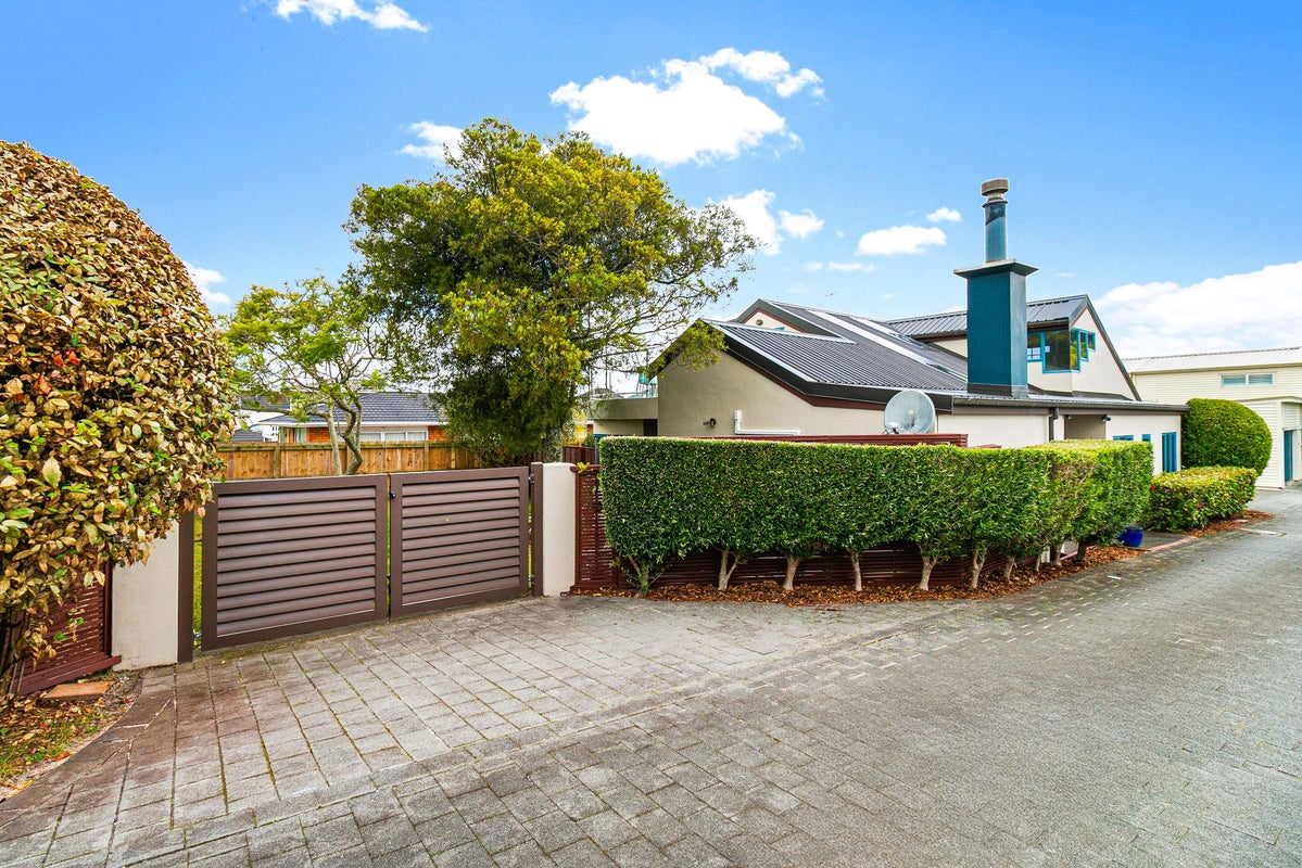 1/34 Eastern Beach Road, Eastern Beach, Auckland - Carousel 1