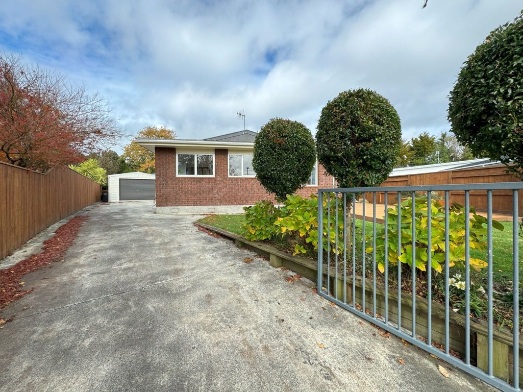 5 Humphries Place, Awapuni, Palmerston North - Carousel 1