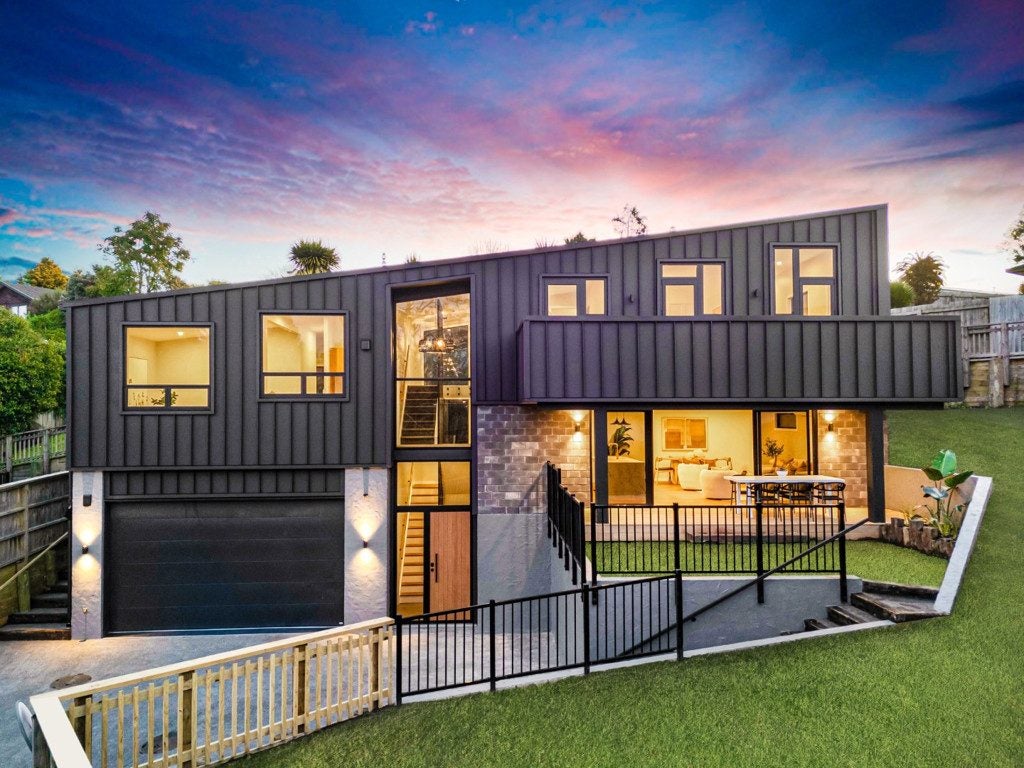 8 Kaihuia Lane, Oratia, Auckland - Carousel 1
