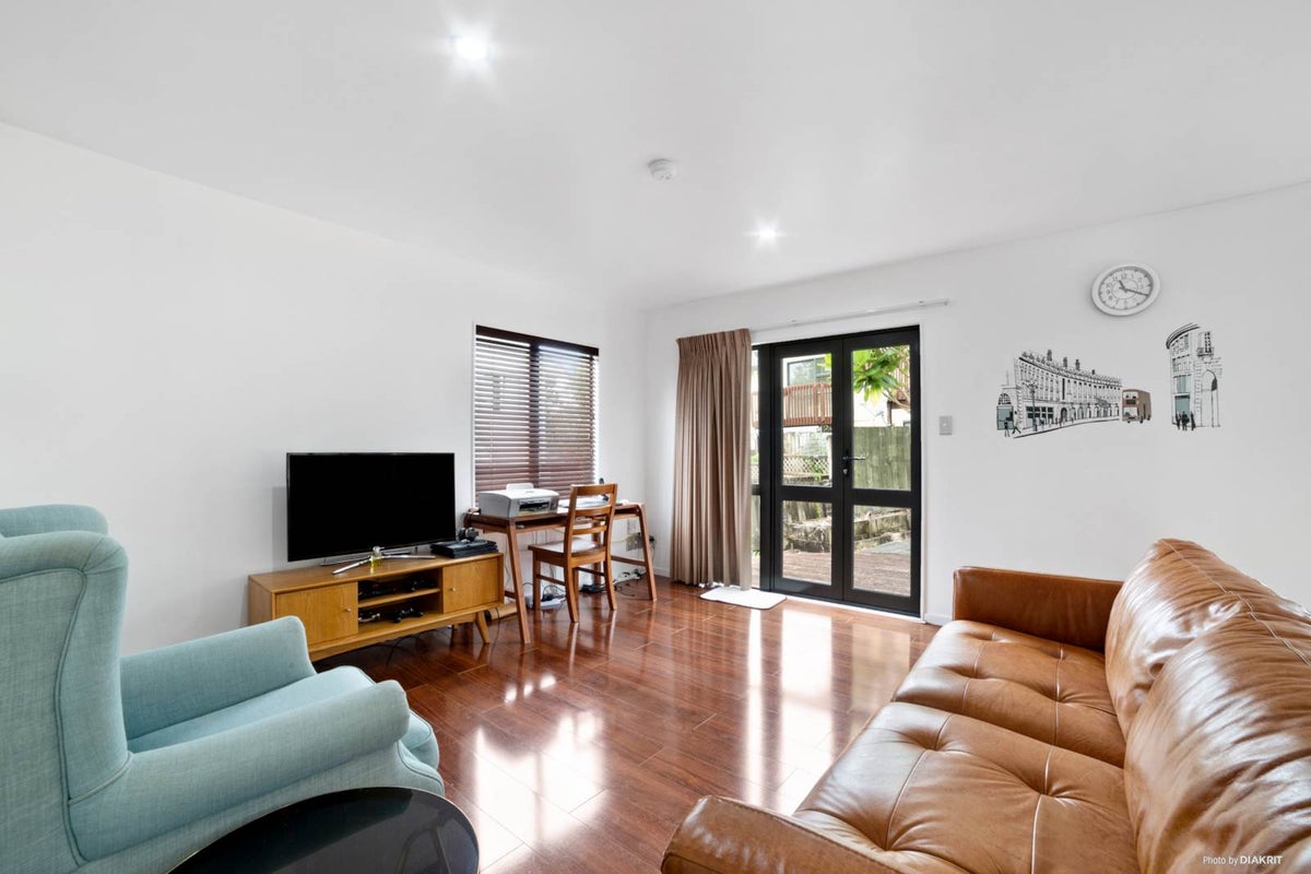 8/2 Sunnydale Place, Oteha, Auckland - Carousel 2