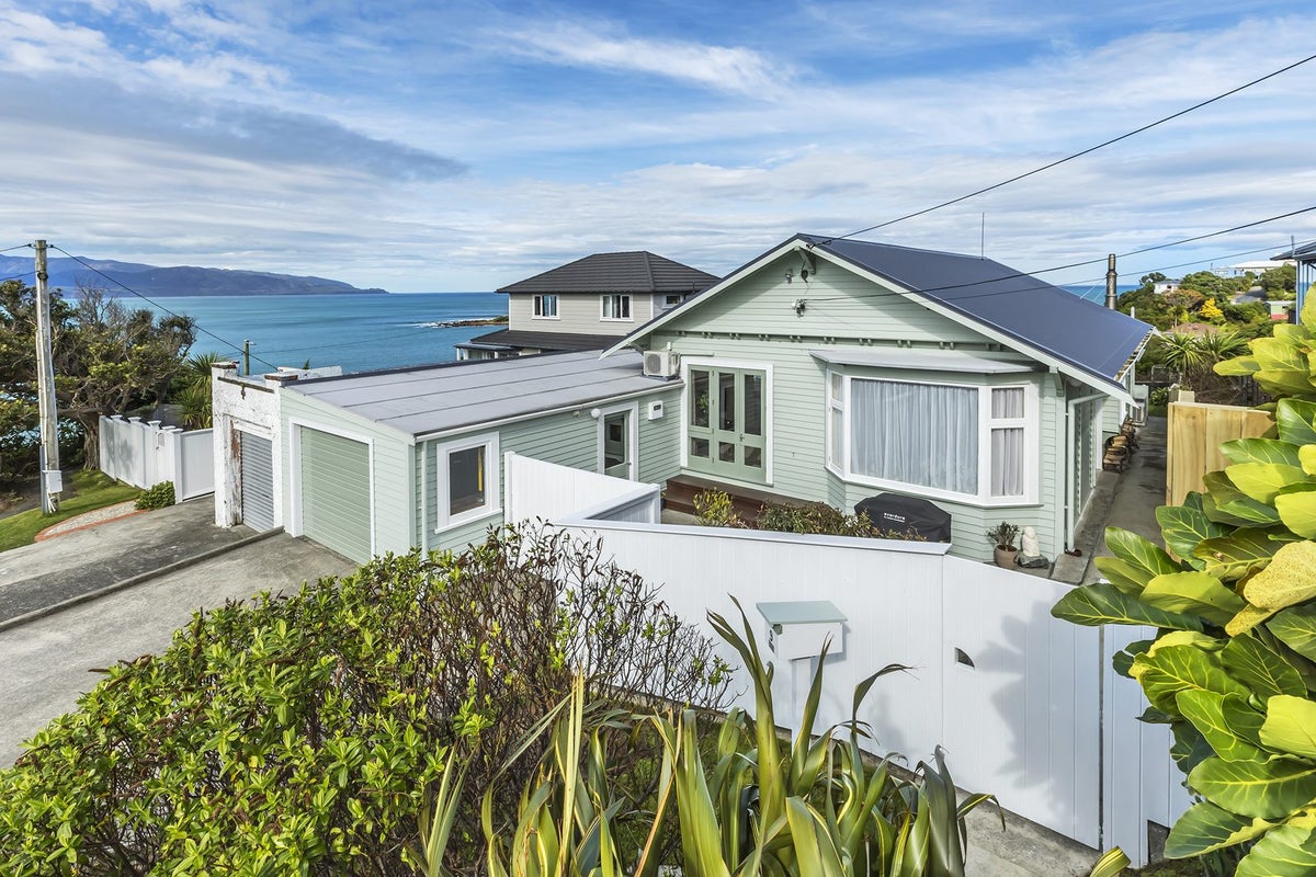 9 Milne Terrace, Island Bay, Wellington - Carousel 1