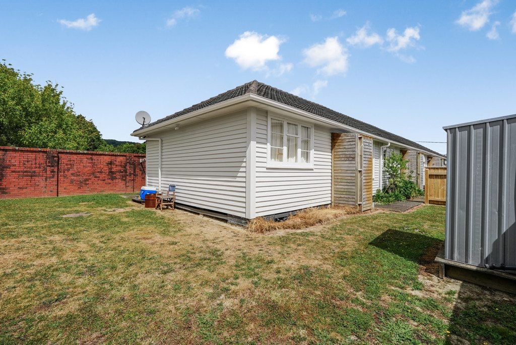 4/3 Huia Grove, Elderslea, Upper Hutt - Carousel 1