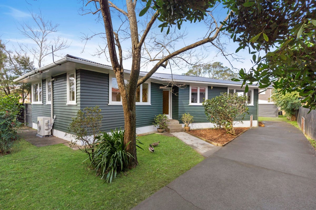 4 Alanbrooke Crescent, Avondale, Auckland - Carousel 1