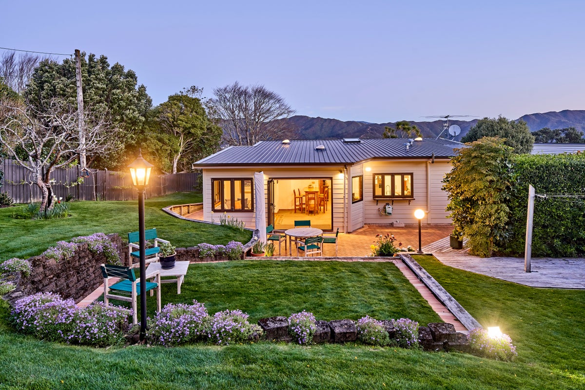 12 Belmont Terrace, Belmont, Lower Hutt - Carousel 1