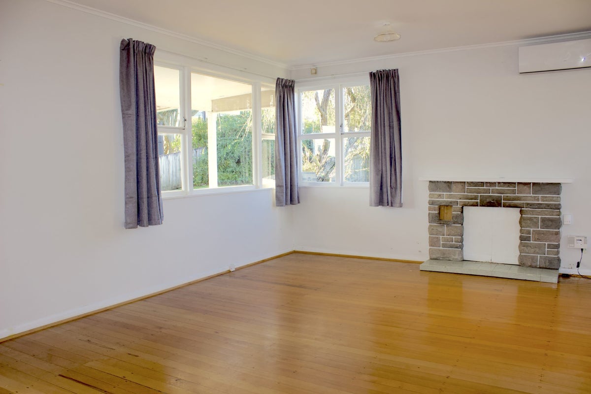 16 Tonkin Drive, Sunnynook, Auckland - Carousel 2