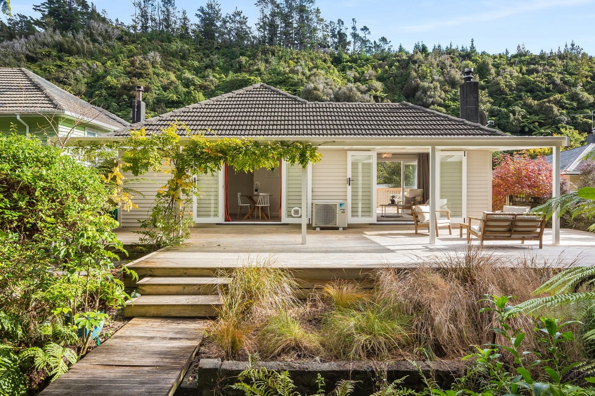 27 Sunny Grove, Wainuiomata, Lower Hutt - Carousel 1