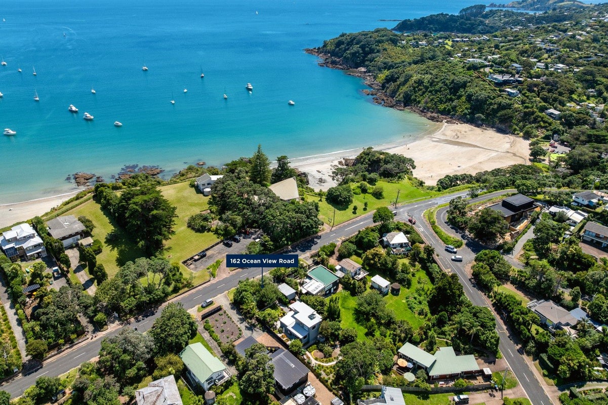 162 Ocean View Road, Oneroa, Waiheke Island - Carousel 1
