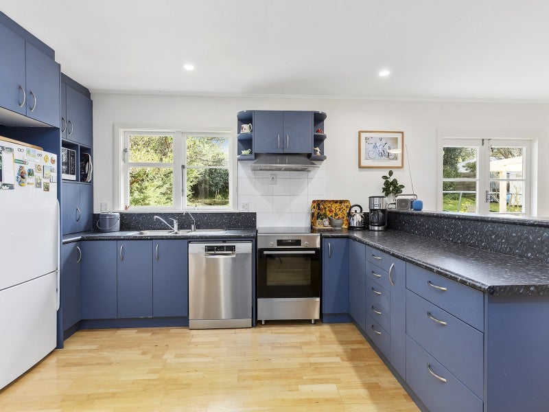12 Huia Street, Tawa, Wellington - Carousel 2