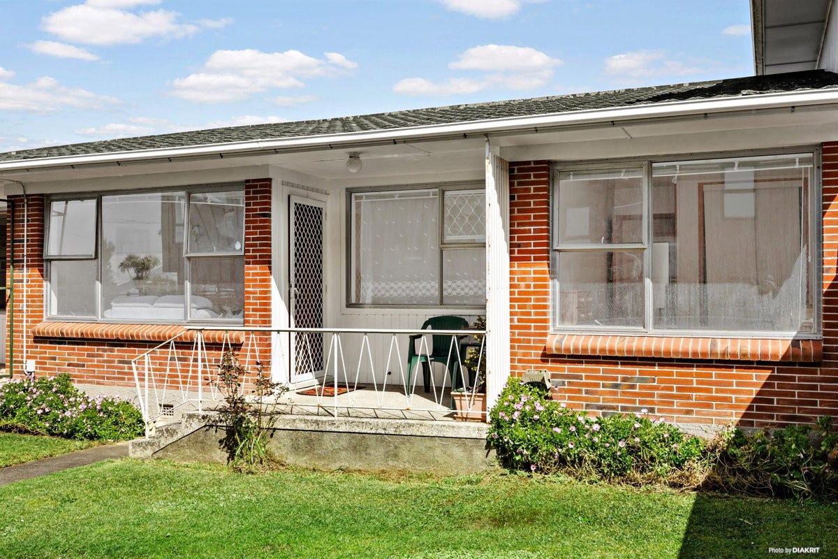 2/422 Point Chevalier Road, Point Chevalier, Auckland - Carousel 1