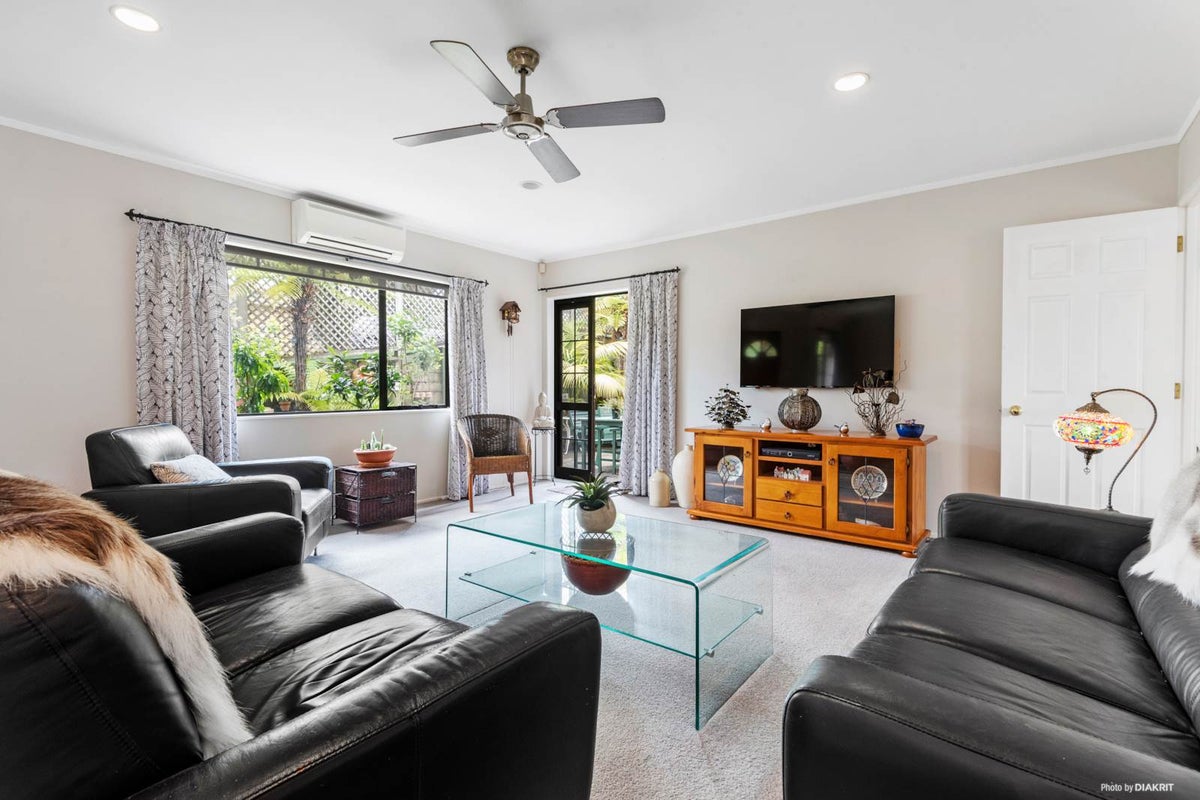 5 Marbella Drive, Massey, Auckland - Carousel 1