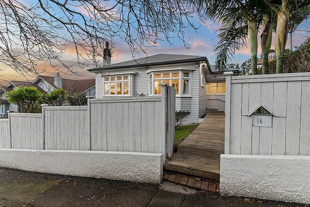 16 Rewa Road, Three Kings, Auckland - Carousel 15