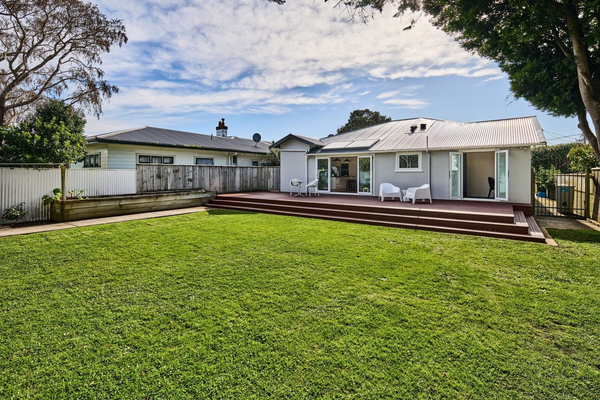7 Fairfield Avenue, Fairfield, Lower Hutt - Carousel 1