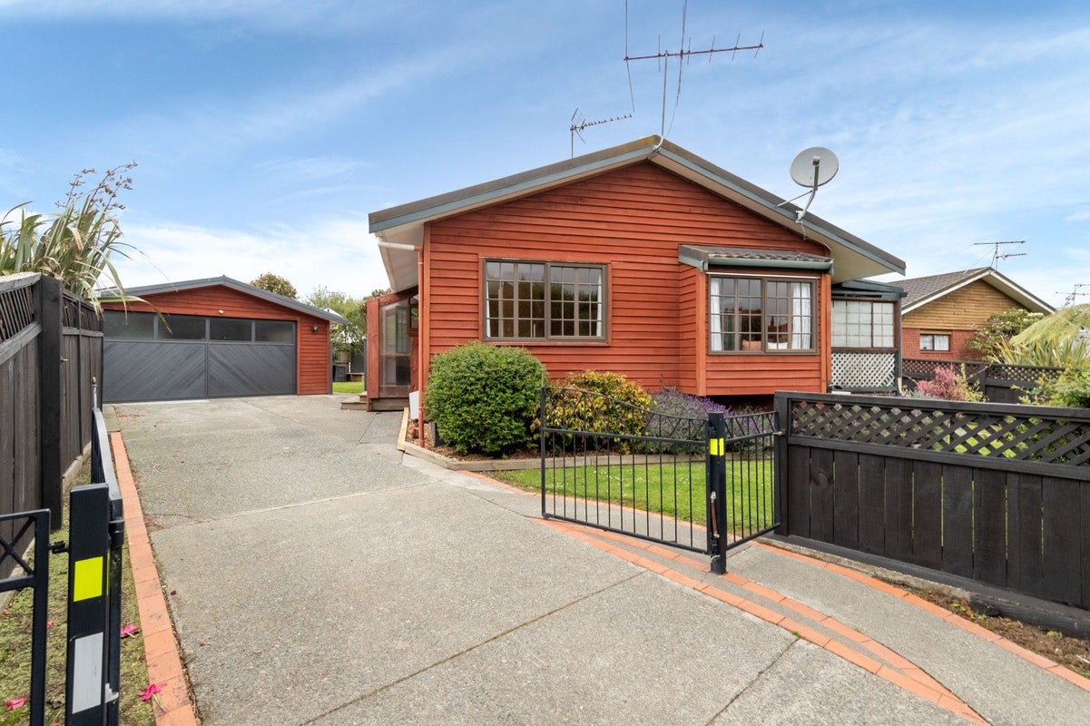 60 Pasadena Crescent, Totara Park, Upper Hutt - Carousel 1