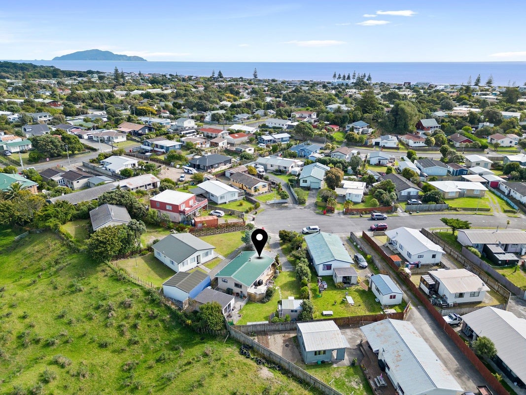 15 Colenso Place, Otaki Beach, Otaki - Carousel 1