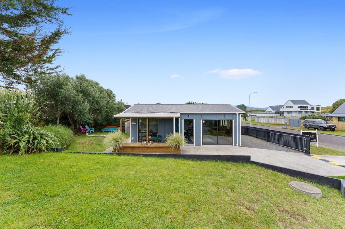 7 James Street, Waikawa Beach, Manakau - Carousel 1