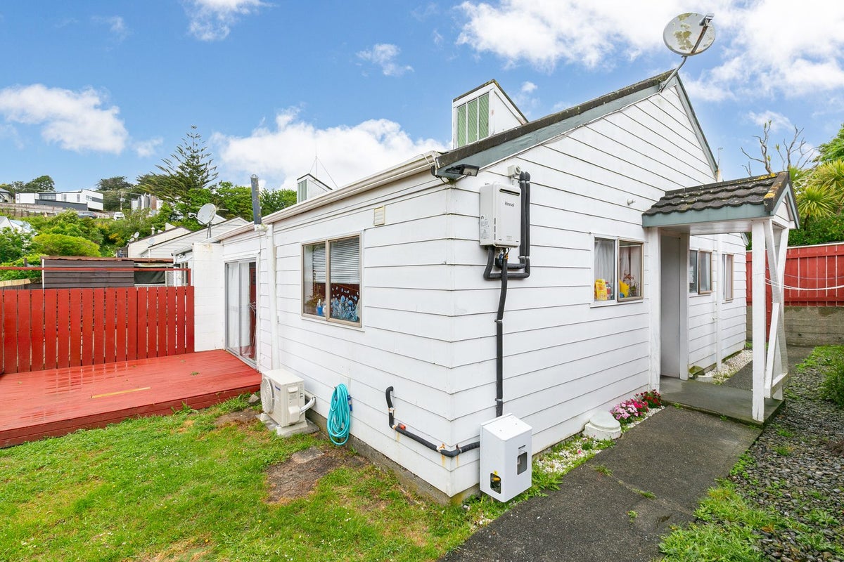 1/146 Newlands Road, Newlands, Wellington - Carousel 1