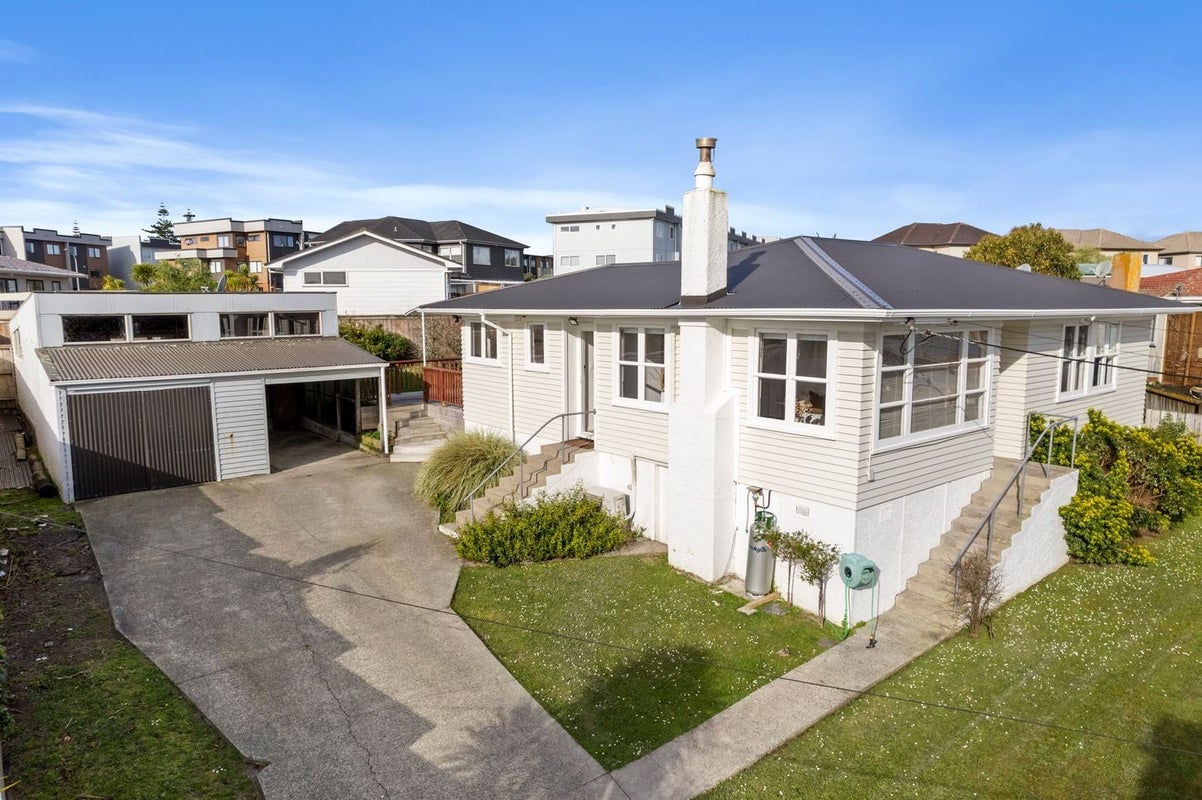 13 Sheehan Road, Te Atatu South, Auckland - Carousel 1