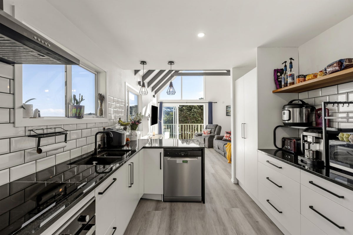 10 Linwood Way, Island Bay, Wellington - Carousel 2
