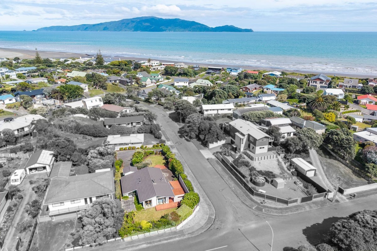 10 Jane Street, Waikanae Beach, Waikanae - Carousel 1