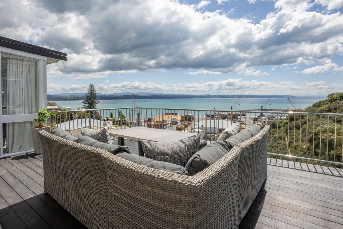 8 Seapoint Road, Bluff Hill, Napier - Carousel 2