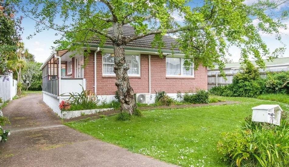27 Tiroroa Avenue, Te Atatu South, Auckland - Carousel 9