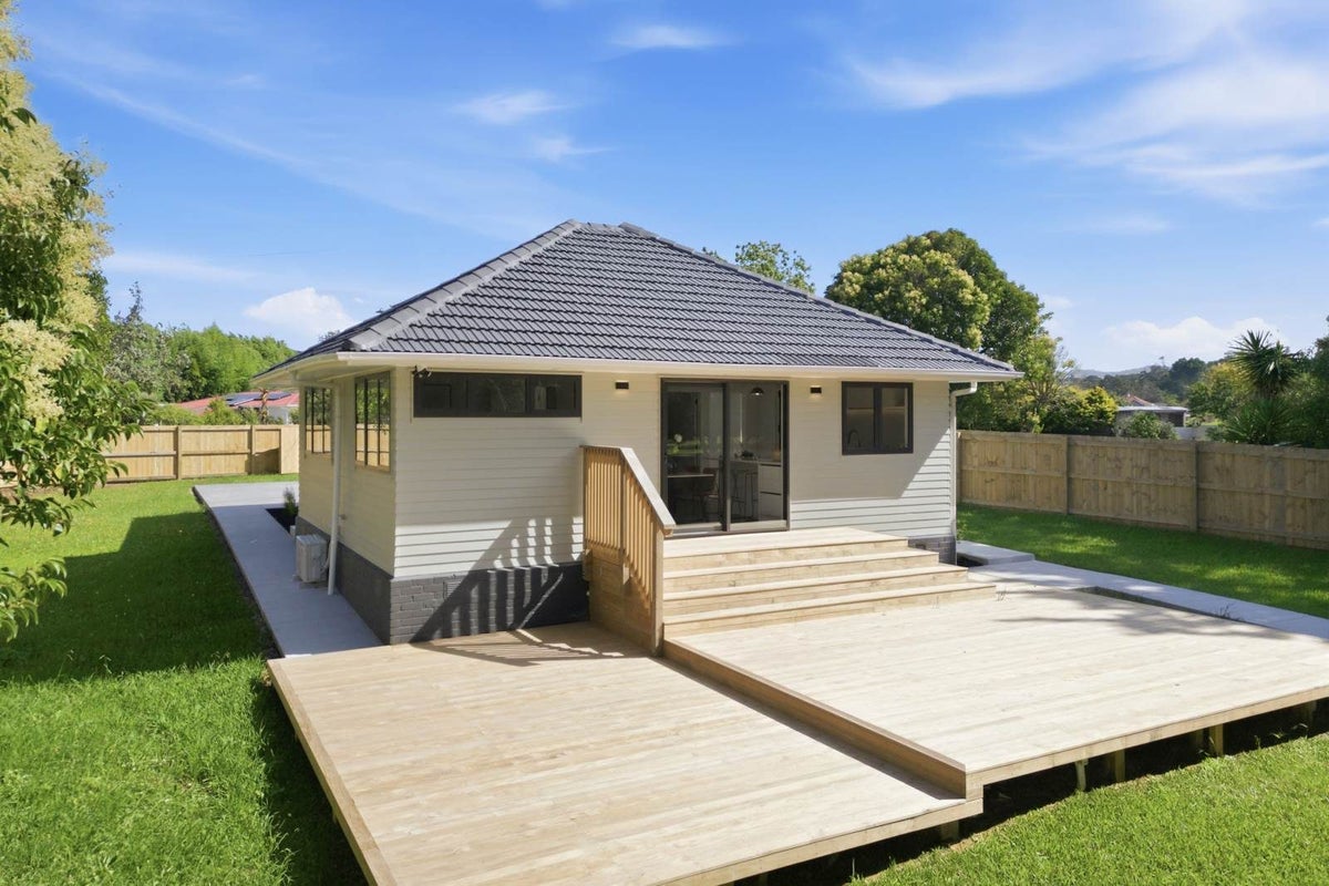 43 Wilsher Crescent, Henderson, Auckland - Carousel 1
